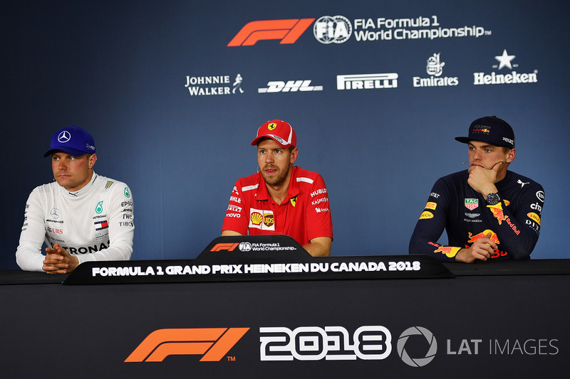 (Da sx a dx): Valtteri Bottas, Mercedes-AMG F1, Sebastian Vettel, Ferrari e Max Verstappen, Red Bull Racing