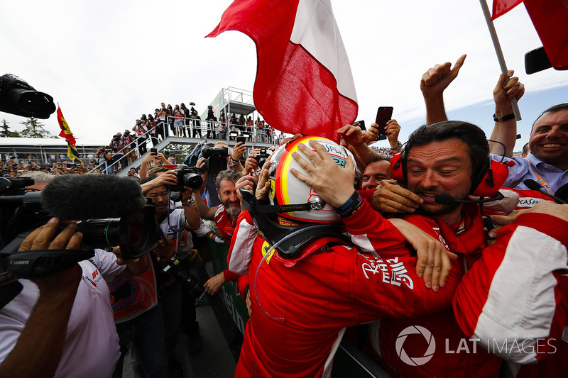 El ganador del GP de Canadá, Sebastian Vettel, Ferrari celebra su victoria en parc ferme con el equipo