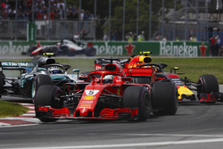 Себастьян Феттель, Ferrari SF71H, лідирує на старті