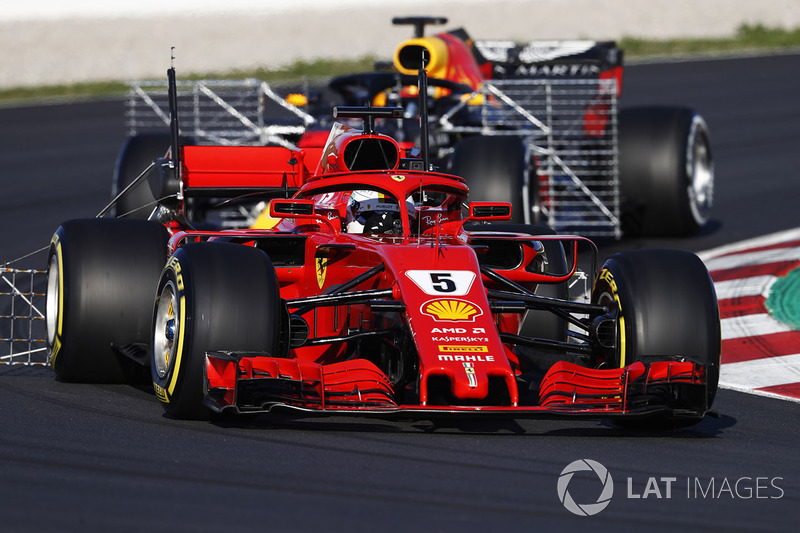 Sebastian Vettel, Ferrari SF71H, avec des capteurs, devant Daniel Ricciardo, Red Bull RB14