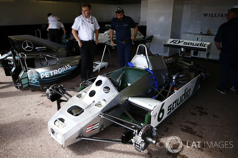 Kru Williams dan Mercedes di samping Williams FW08 Ford Cosworth milik Keke Rosberg dan Mercedes W07 milik Nico Rosberg