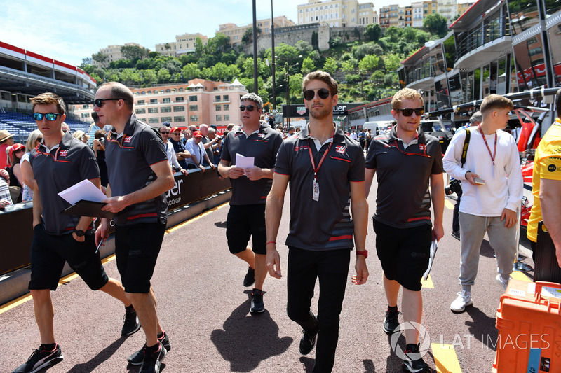 Romain Grosjean, Haas F1, cammina lungo il circuito