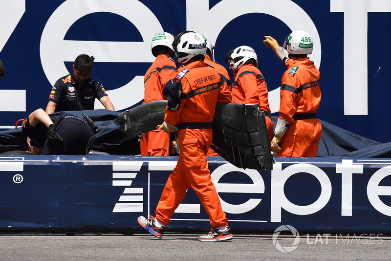 Les commissaires retirent la voiture endommagée de Max Verstappen, Red Bull Racing RB14