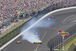Helio Castroneves, Team Penske Chevrolet crash