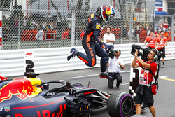 Il vincitore della garaDaniel Ricciardo, Red Bull Racing, festeggia nel parco chiuso