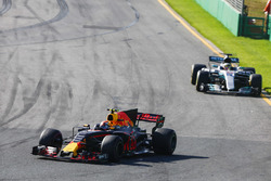 Max Verstappen, Red Bull Racing RB13 y Lewis Hamilton, Mercedes AMG F1 W08