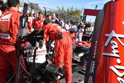 La monoposto di Sebastian Vettel, Ferrari SF70H in griglia di partenza