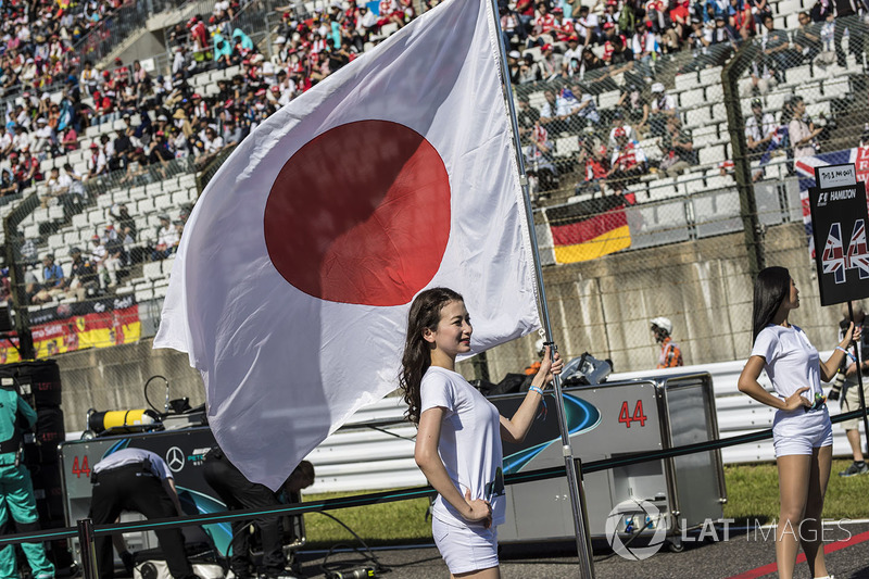Grid girl con la bandiera del Giappone