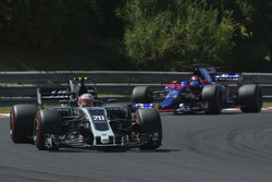 Kevin Magnussen, Haas F1 Team VF-17, Daniil Kvyat, Scuderia Toro Rosso STR12
