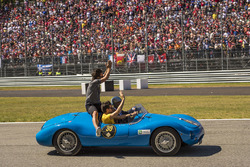 Fernando Alonso, McLaren and Jolyon Palmer, Renault Sport F1 Team on the drivers parade