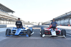 Хуан-Пабло Монтойя и Ориоль Сервия рядом с машинами IndyCar Chevrolet и Honda 2018 года
