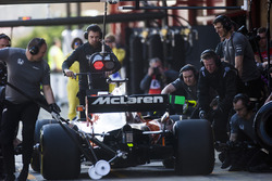Stoffel Vandoorne, McLaren MCL32,hace un pit stop