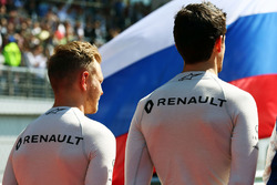 Kevin Magnussen, Renault Sport F1 Team en Jolyon Palmer, Renault Sport F1 Team op de grid
