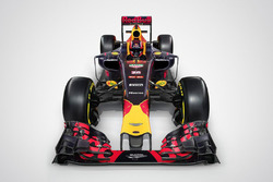 Red Bull Racing RB12 ve Aston Martin logo