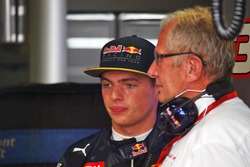 (L naar R): Max Verstappen, Red Bull Racing met Dr Helmut Marko, Red Bull Motorsport Consultant
