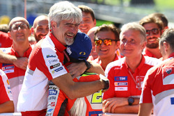 Переможець гонки Андреа Янноне, Ducati Team та Джіджі Далл'Інья, керівник Ducati Team