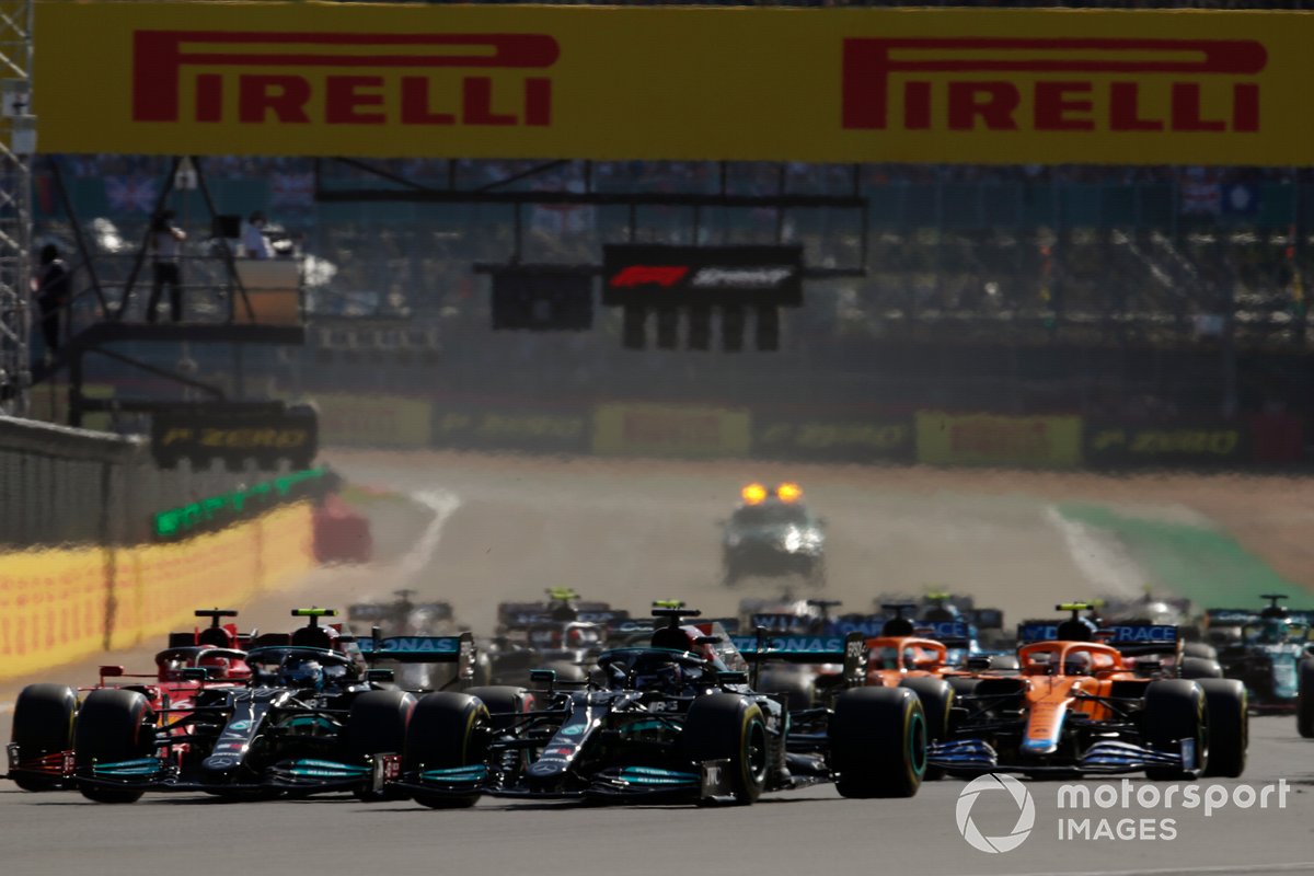 Max Verstappen, Red Bull Racing RB16B, Lewis Hamilton, Mercedes W12, Valtteri Bottas, Mercedes W12, Charles Leclerc, Ferrari SF21, and the rest of the field