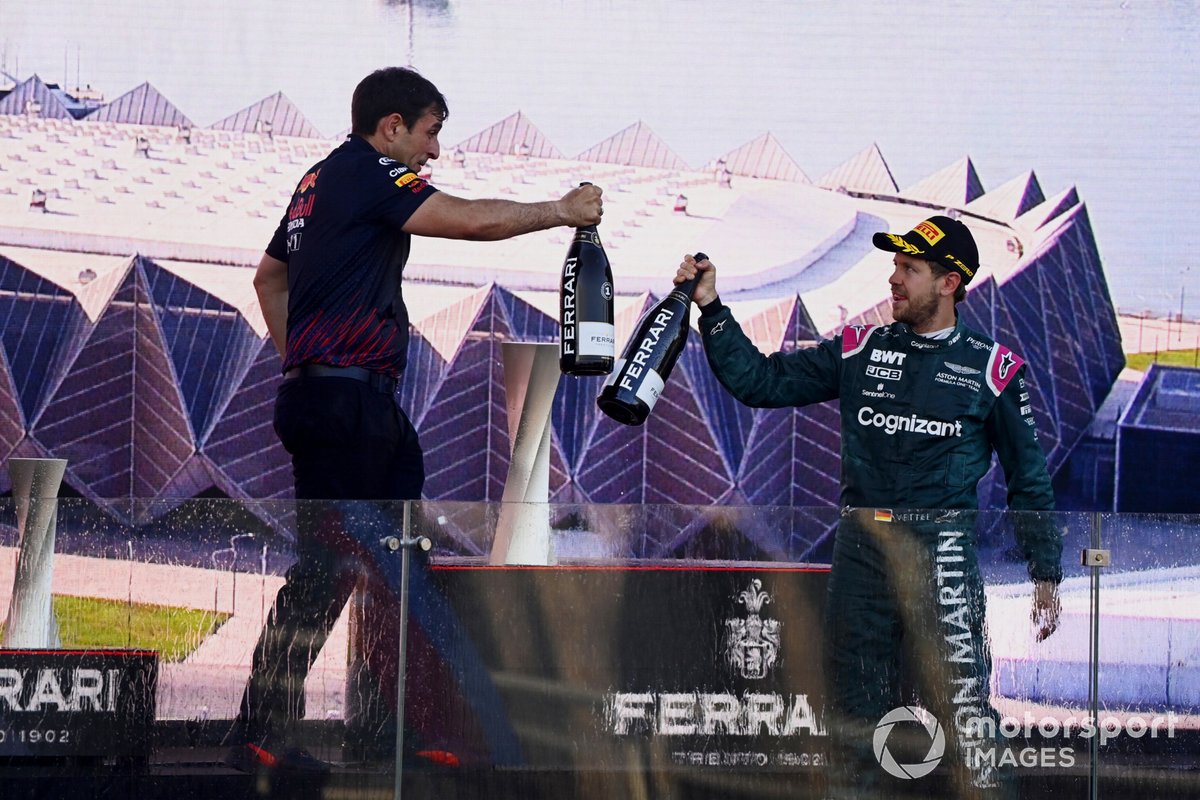 Perwakilan Red Bull Racing bersama Sebastian Vettel, Aston Martin, melakukan selebrasi di atas podium