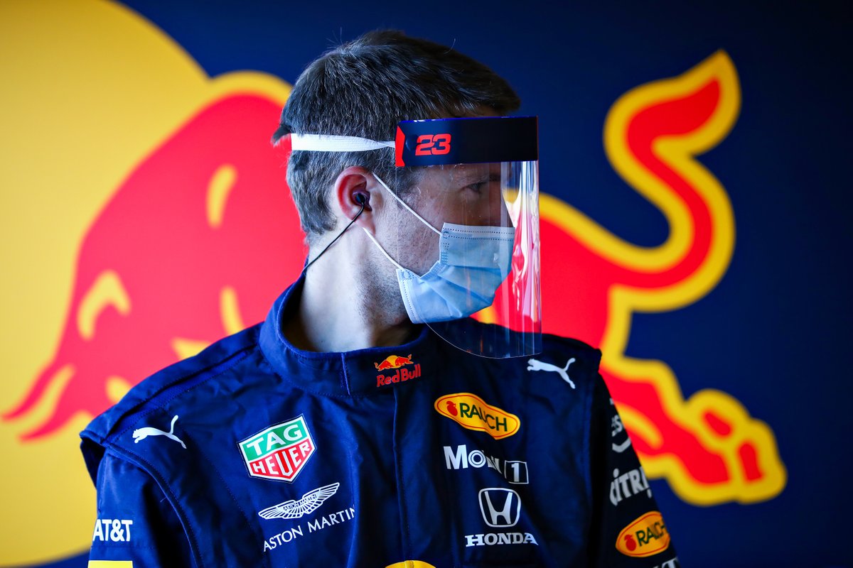 Een medewerker van Red Bull Racing met een gezichtsbeschermer.