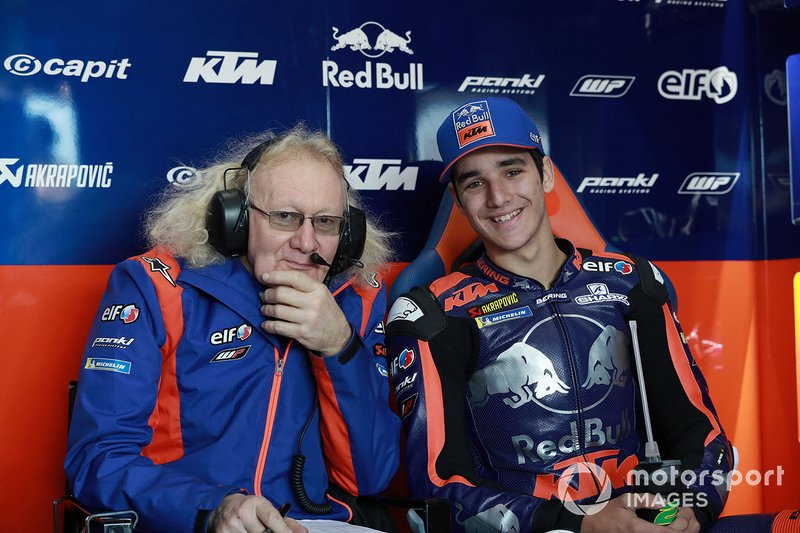 Mantan Kepala Mekanik Tech3, Guy Coulon, bersama pembalap Iker Lecuona, di dalam paddock MotoGP.