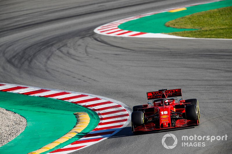 Шарль Леклер за рулем Ferrari SF1000 на февральских тестах в Барселоне