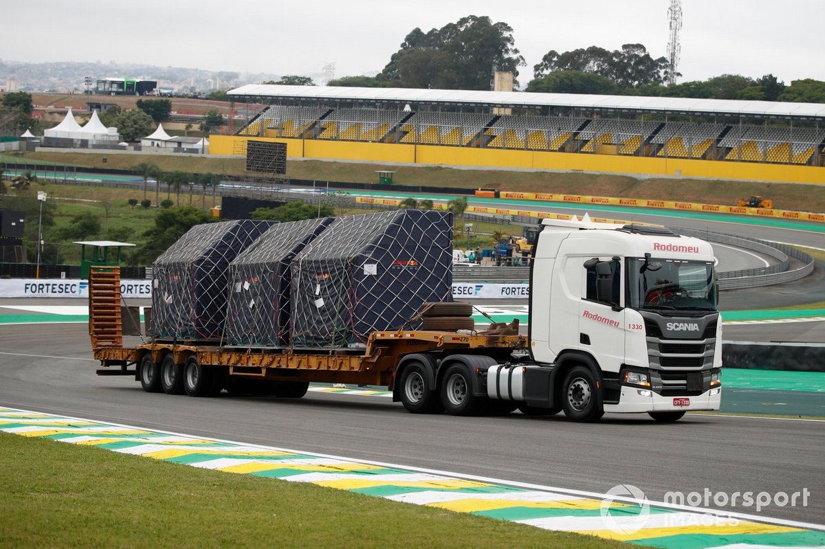 Camiones dejando contenedores de equipos de la F1 en Interlagos.