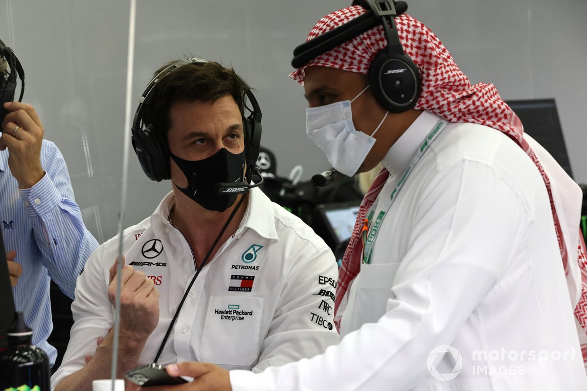 El príncipe Khalid Bin Sultan Al Faisal, presidente de la Federación de Motorsport de Arabia Saudi, y Toto Wolff, director de Mercedes