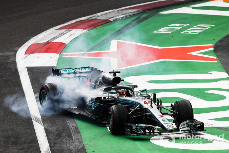 Lewis Hamilton, Mercedes AMG F1 W09 EQ Power +, realiza donas para celebrar su quinto título mundial de pilotos