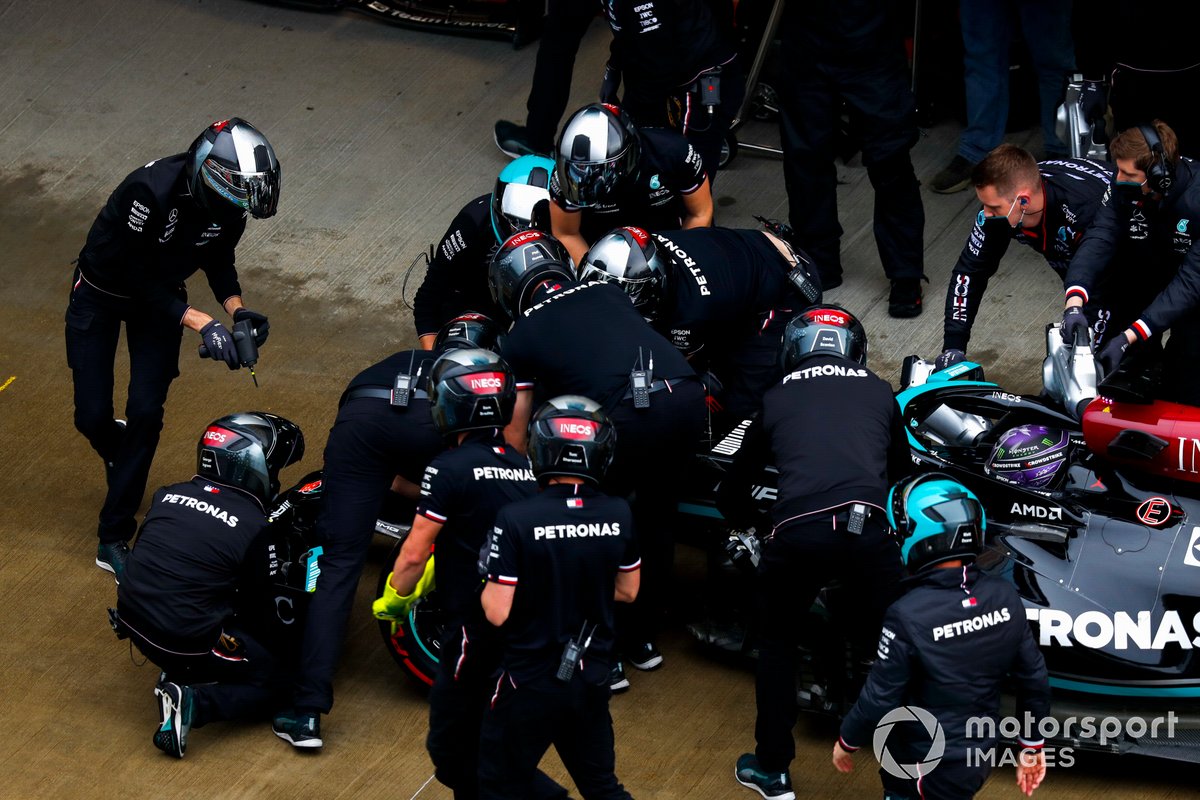 Kru pit Mercedes tengah memasang sayap depan baru mobil Lewis Hamilton, Mercedes W12, di pit lane menjelang akhir kualifikasi ketiga F1 GP Rusia di Sirkuit Sochi, Sabtu (25/9/2021).