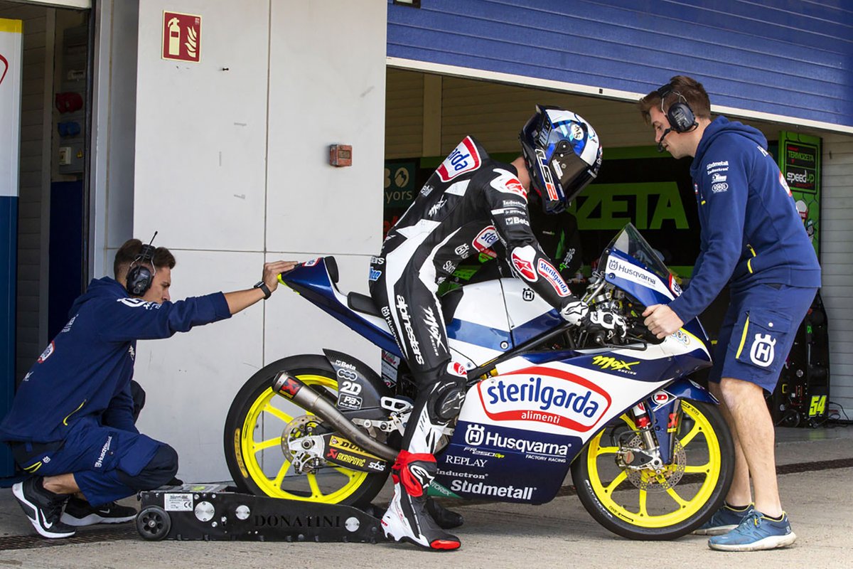 John McPhee, Max Racing Team, saat menyesuaikan posisi di motor barunya, Husqvarna FR 250 GP, dalam tes dua hari di Sirkuit Jerez, Spanyol.