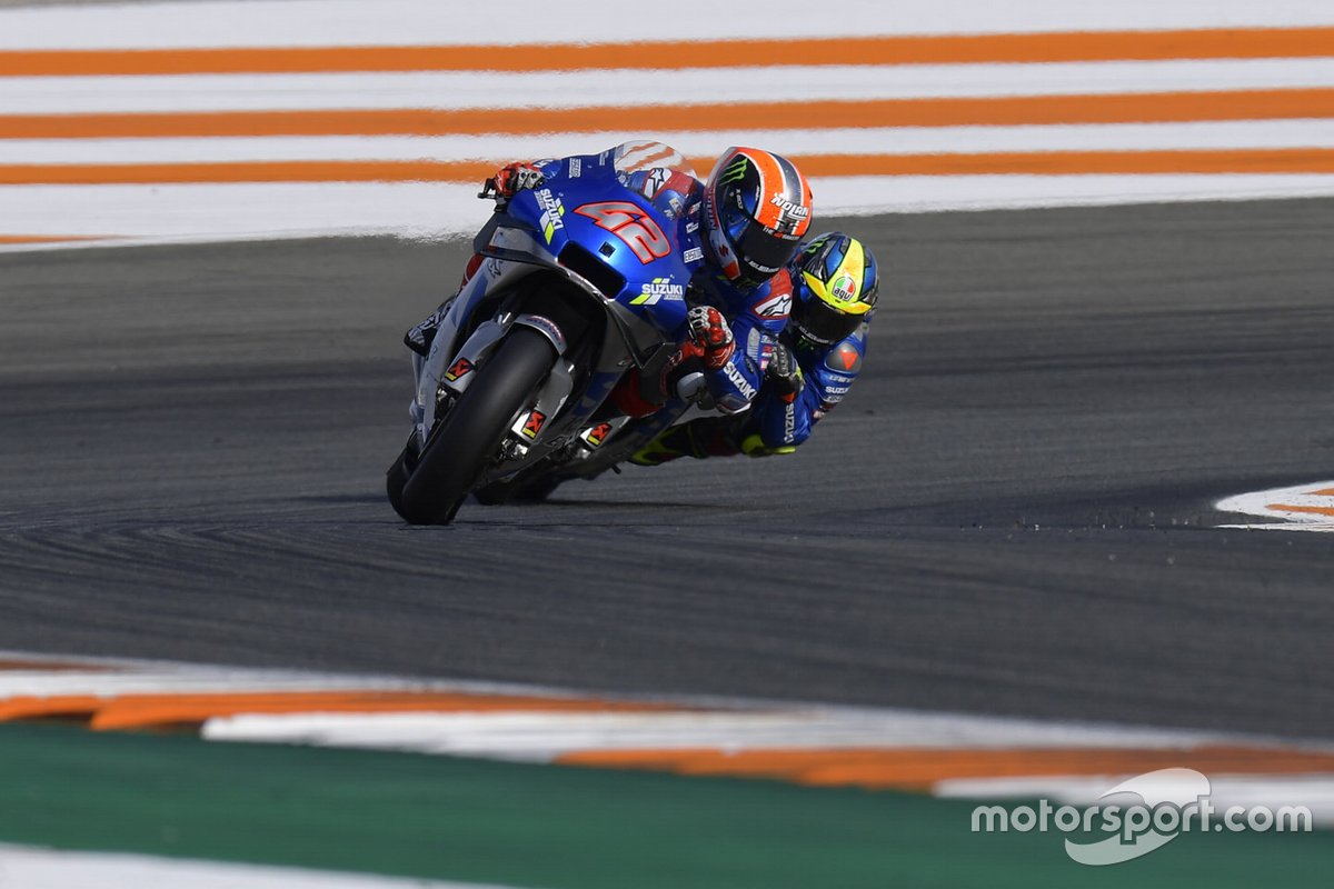 Pembalap Tim Suzuki Ecstar, Alex Rins, dan rekannya, Joan Mir, berduel dalam sebuah balapan MotoGP 2020.
