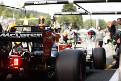 Stoffel Vandoorne, McLaren MCL32, makes a practice pit stop