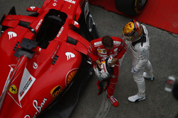 Lewis Hamilton, Mercedes AMG, e Sebastian Vettel, Ferrari, festeggiano sul podio