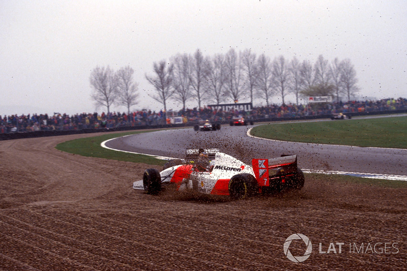 Karl Wendlinger, Sauber C12, en Michael Andretti, Mclaren MP4/8, komen met elkaar in aanraking en be