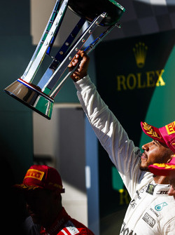 Il vincitore della gara Lewis Hamilton, Mercedes AMG F1, il secondo classificato Sebastian Vettel, Ferrari, il terzo classificato Kimi Raikkonen, Ferrari