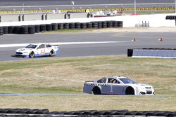 Jamie McMurray, Chip Ganassi Racing Chevrolet, Kurt Busch, Stewart-Haas Racing Ford