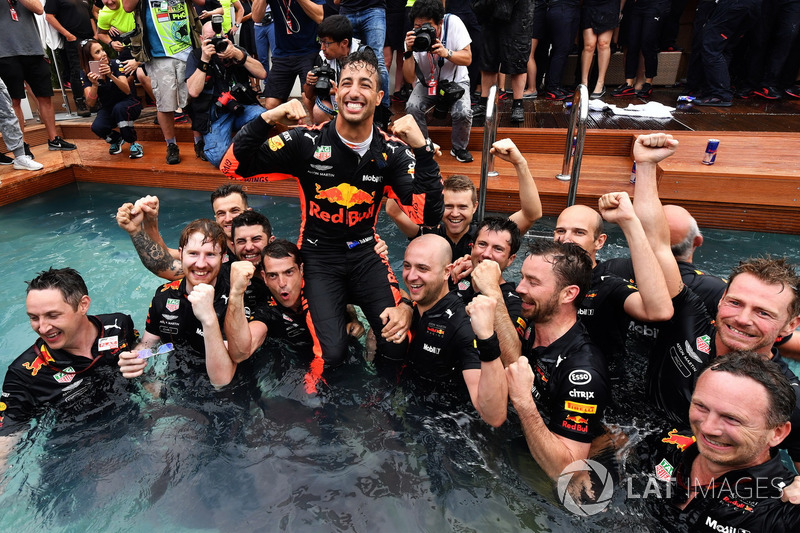 Переможець Даніель Ріккардо, Red Bull Racing, з командою