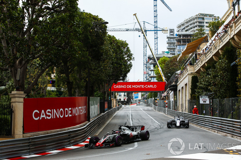 Romain Grosjean, Haas F1 Team VF-18, lidera a Lance Stroll, Williams FW41