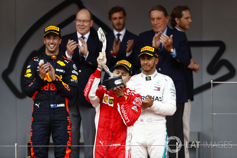 Podio: Sebastian Vettel, Ferrari SF71H, besa su trofeo de segundo lugar