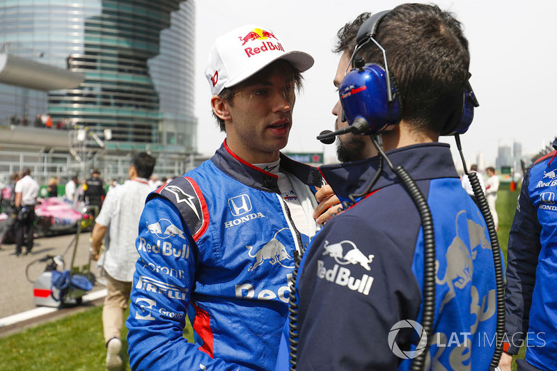 Pierre Gasly, Toro Rosso, on the grid with an engineer