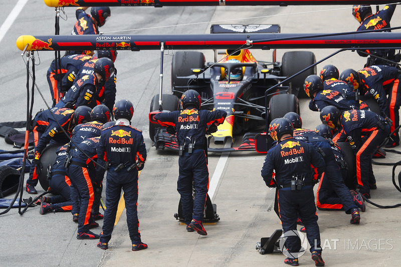 Daniel Ricciardo, Red Bull Racing RB14, hace un pit stop