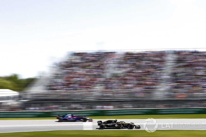 Carlos Sainz Jr., Renault Sport F1 Team R.S. 18, passes Brendon Hartley, Toro Rosso STR13.