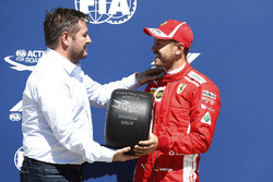 Paul Hembrey, Direttore Pirelli Motorsport, consegna a Sebastian Vettel, Ferrari, il Pirelli Pole Position Award
