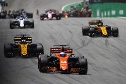 Fernando Alonso, McLaren MCL32, Nico Hulkenberg, Renault Sport F1 Team RS17, Carlos Sainz Jr., Renau