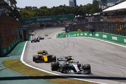 Lewis Hamilton, Mercedes AMG F1 W08, Carlos Sainz Jr., Renault Sport F1 Team RS17