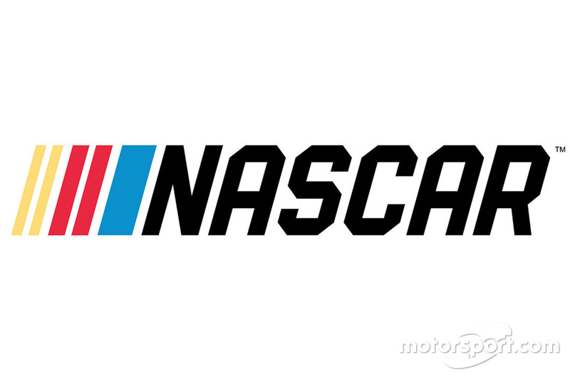 Что бывает, когда машина NASCAR ловит прокол на овале: видео