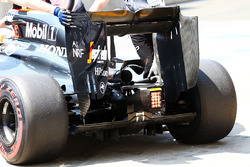 Jenson Button, McLaren MP4-31 achtervleugel en diffuser detail