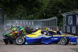Lucas di Grassi, ABT Schaeffler Audi Sport and Sébastien Buemi, Renault e.Dams crash in the first corner