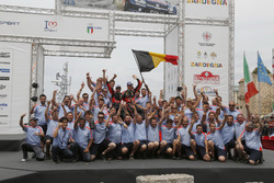 I vincitori Thierry Neuville, Nicolas Gilsoul, Hyundai i20 WRC, Hyundai Motorsport con il team