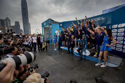 Podio: Sébastien Buemi, Renault e.Dams con il team